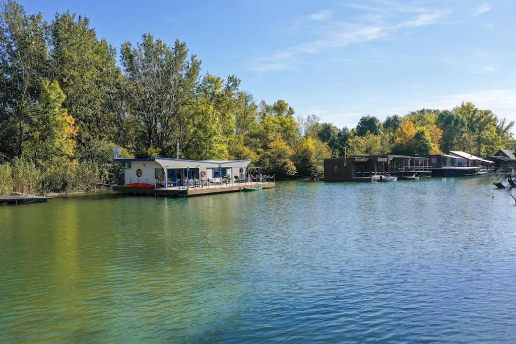 Ocarujuci Houseboat Na Dunaji Bratislava Ngoại thất bức ảnh