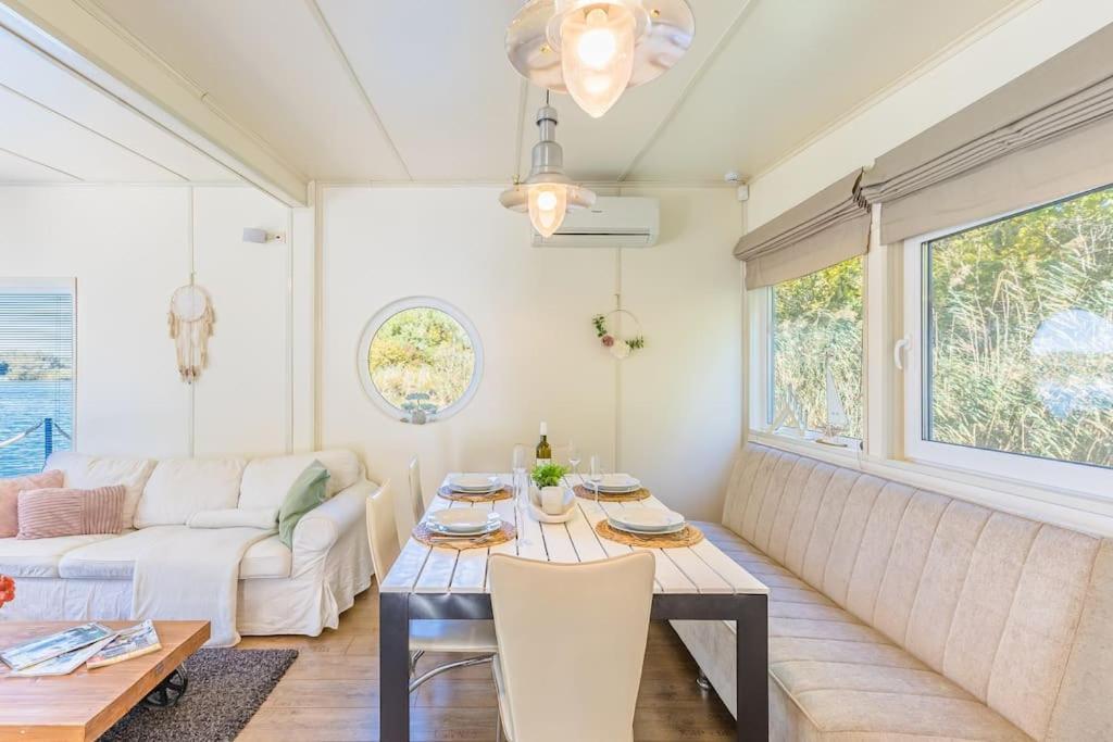 Ocarujuci Houseboat Na Dunaji Bratislava Ngoại thất bức ảnh