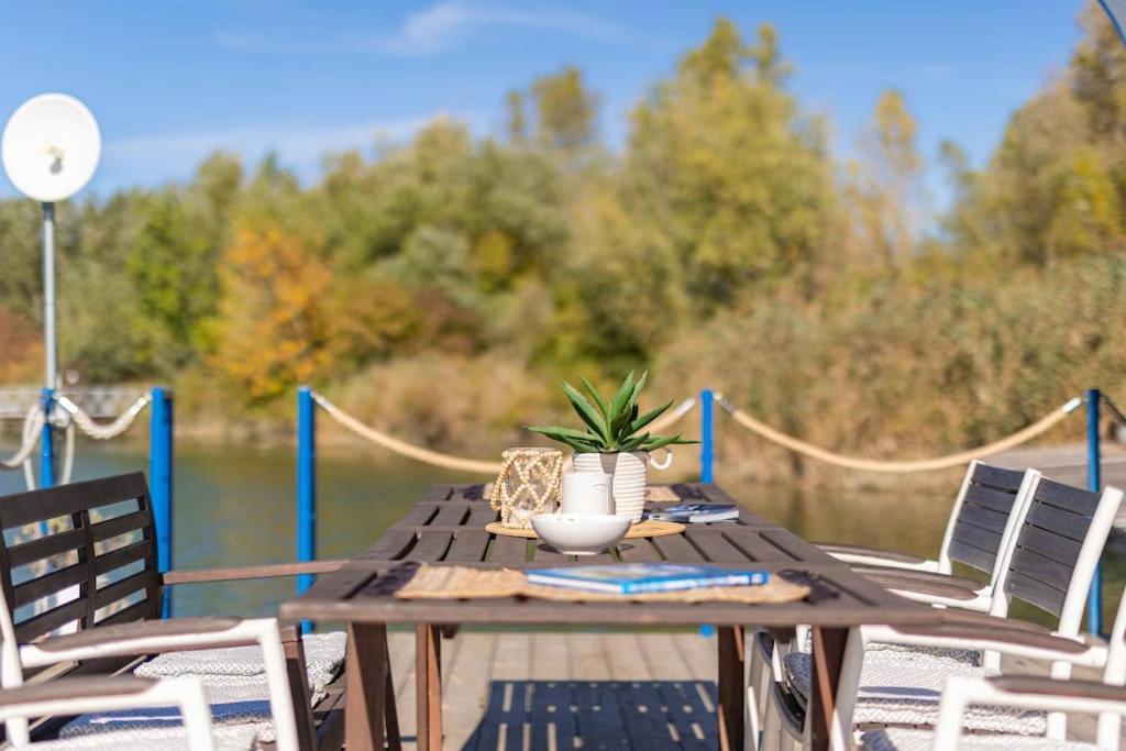 Ocarujuci Houseboat Na Dunaji Bratislava Ngoại thất bức ảnh