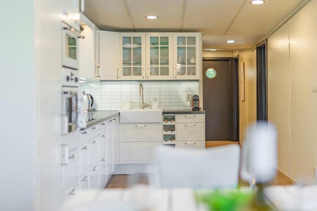 Ocarujuci Houseboat Na Dunaji Bratislava Ngoại thất bức ảnh