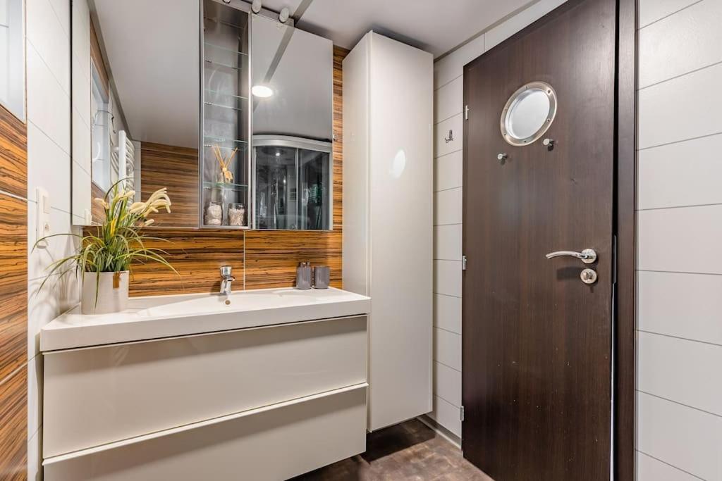Ocarujuci Houseboat Na Dunaji Bratislava Ngoại thất bức ảnh