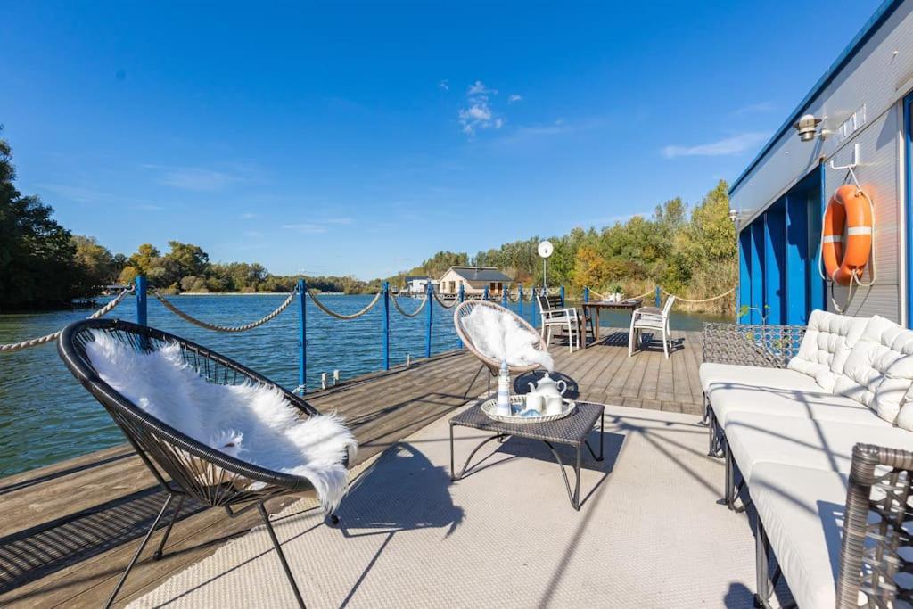 Ocarujuci Houseboat Na Dunaji Bratislava Ngoại thất bức ảnh