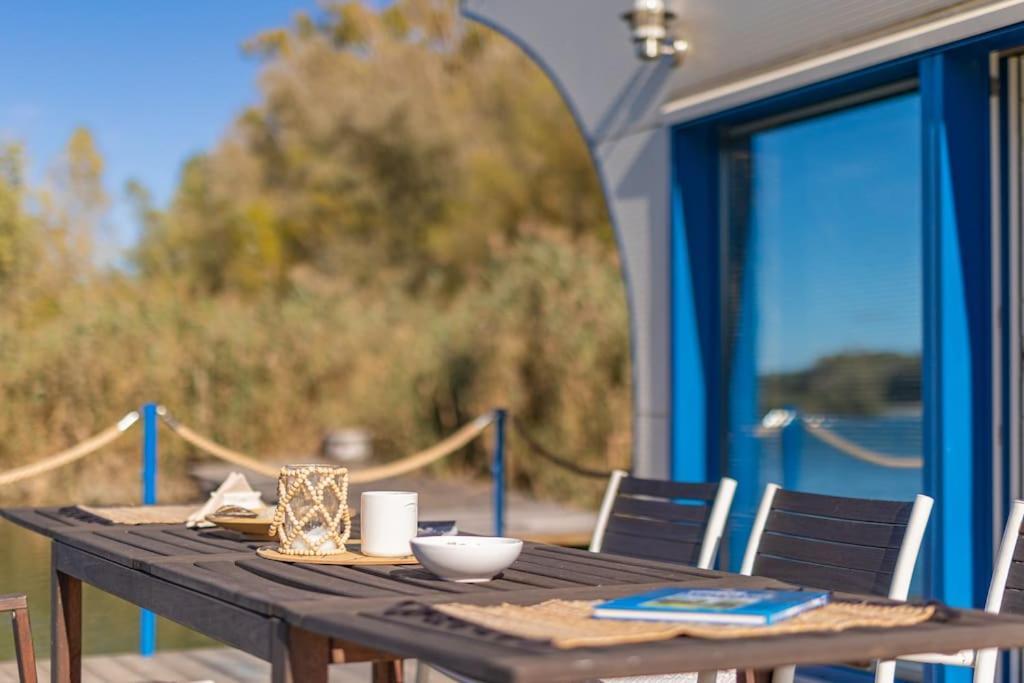 Ocarujuci Houseboat Na Dunaji Bratislava Ngoại thất bức ảnh