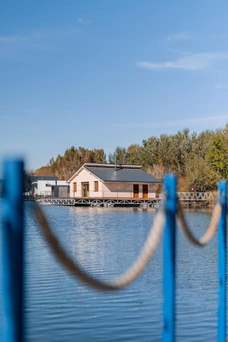 Ocarujuci Houseboat Na Dunaji Bratislava Ngoại thất bức ảnh