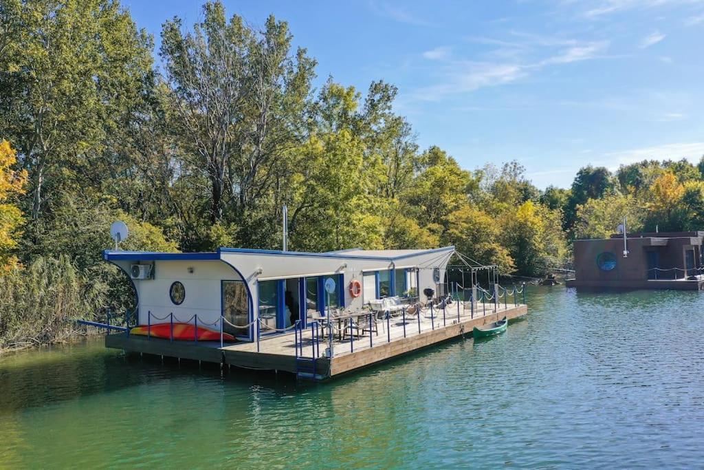 Ocarujuci Houseboat Na Dunaji Bratislava Ngoại thất bức ảnh