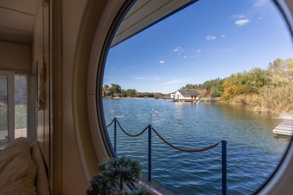 Ocarujuci Houseboat Na Dunaji Bratislava Ngoại thất bức ảnh