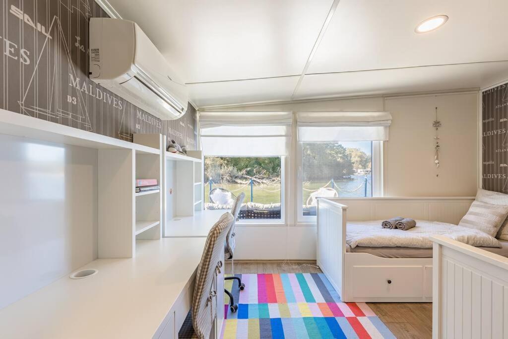 Ocarujuci Houseboat Na Dunaji Bratislava Ngoại thất bức ảnh