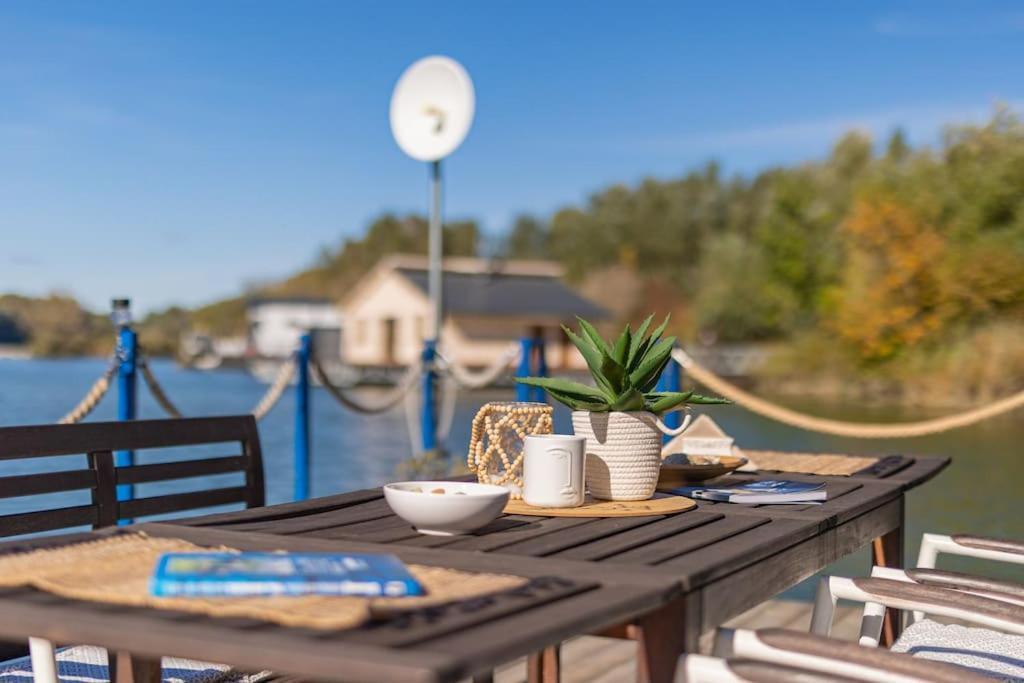 Ocarujuci Houseboat Na Dunaji Bratislava Ngoại thất bức ảnh