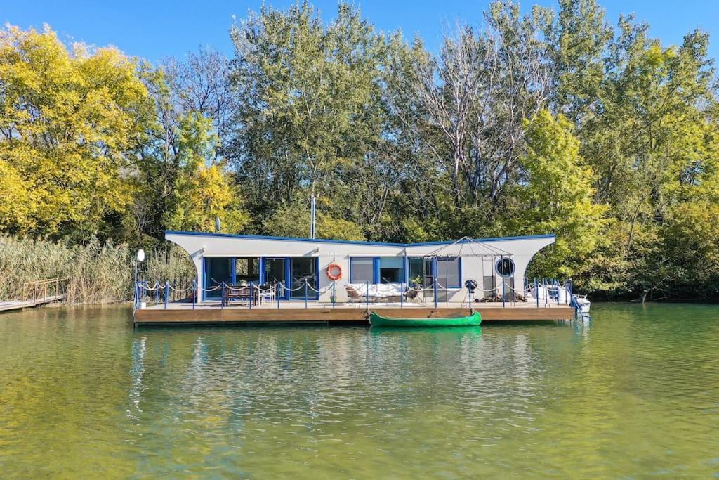 Ocarujuci Houseboat Na Dunaji Bratislava Ngoại thất bức ảnh