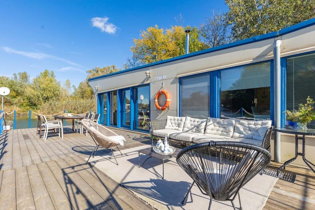 Ocarujuci Houseboat Na Dunaji Bratislava Ngoại thất bức ảnh