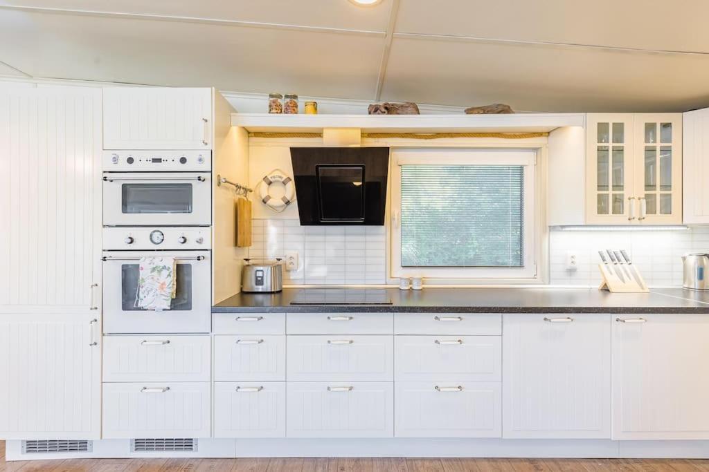 Ocarujuci Houseboat Na Dunaji Bratislava Ngoại thất bức ảnh