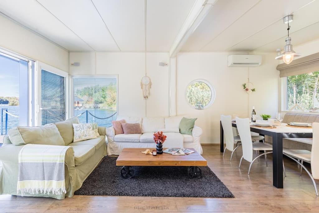 Ocarujuci Houseboat Na Dunaji Bratislava Ngoại thất bức ảnh