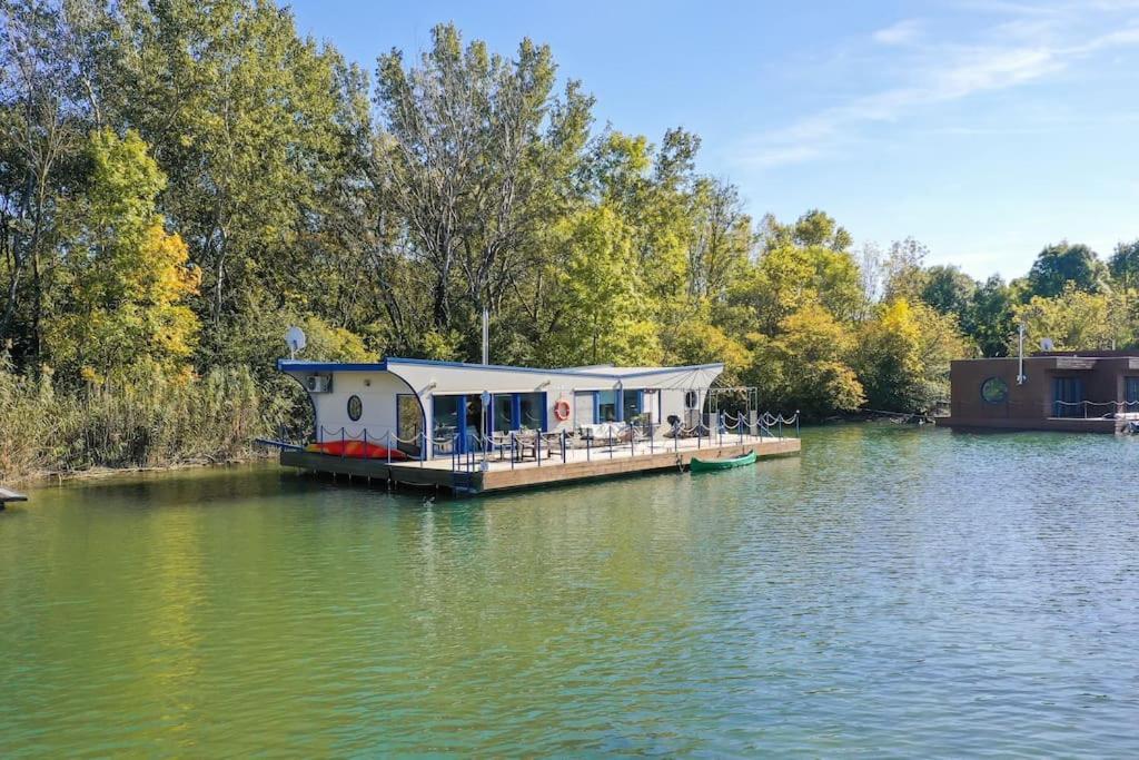 Ocarujuci Houseboat Na Dunaji Bratislava Ngoại thất bức ảnh
